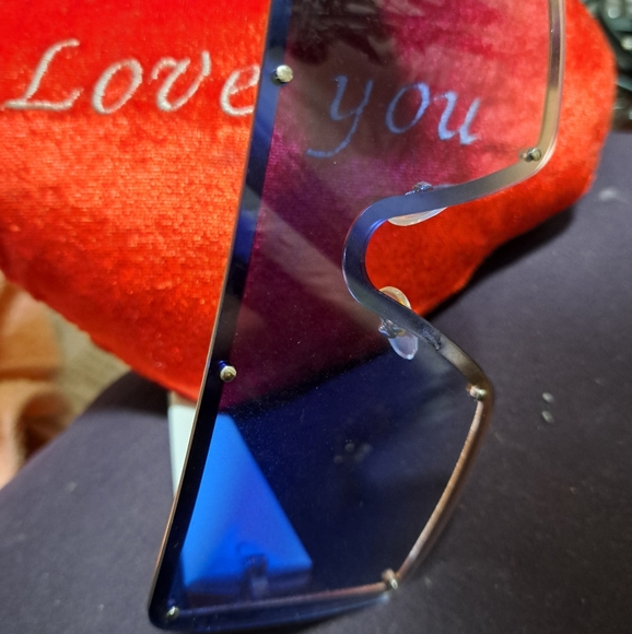 Unixexs glasses, they are wide double tones, one white and one black. each new . - Picture 3 of 7